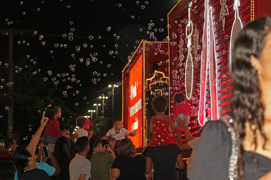 Caminhões iluminados da Caravana Coca-Cola passaram por TL e abriram festividades de final de ano