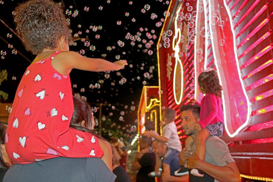 Caminhões iluminados da Caravana Coca-Cola passaram por TL e abriram festividades de final de ano