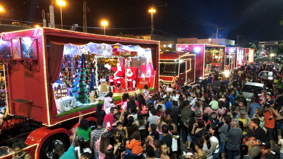 Caminhões iluminados da Caravana Coca-Cola passaram por TL e abriram festividades de final de ano