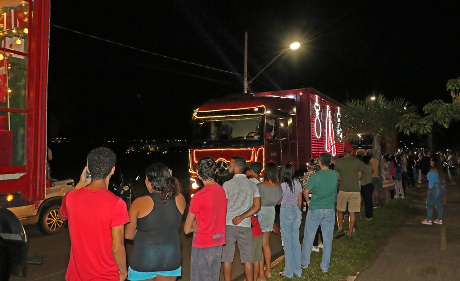 Caminhões iluminados da Caravana Coca-Cola passaram por TL e abriram festividades de final de ano