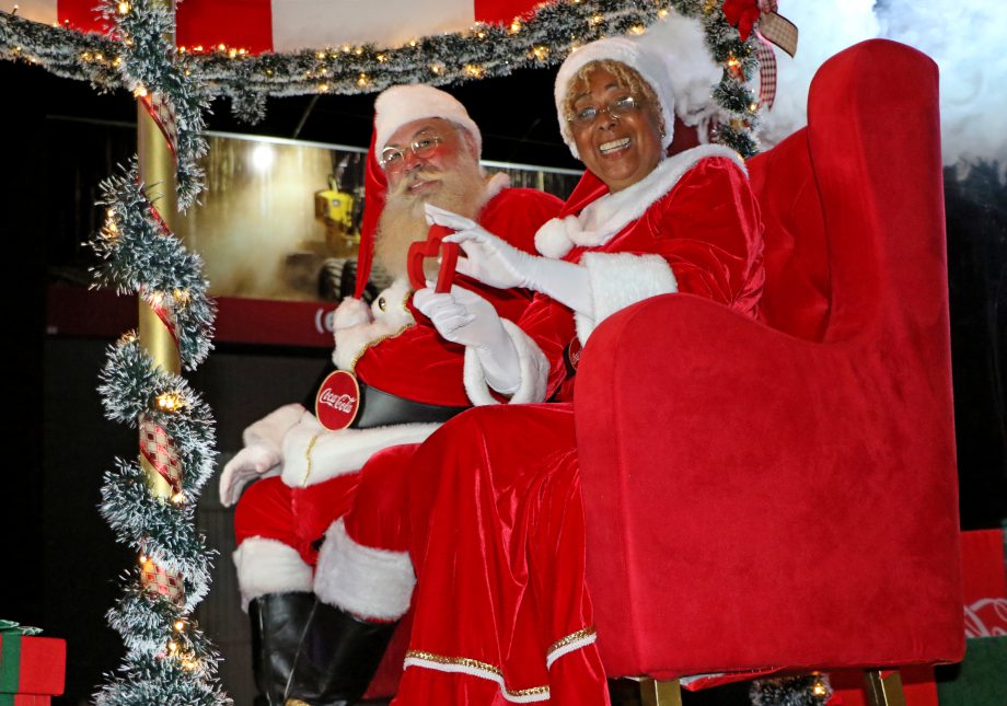 Caminhões iluminados da Caravana Coca-Cola passaram por TL e abriram festividades de final de ano