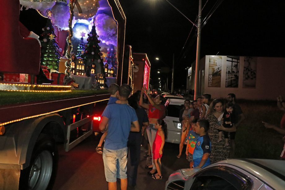 Caminhões iluminados da Caravana Coca-Cola passaram por TL e abriram festividades de final de ano