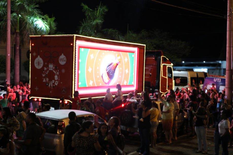 Caminhões iluminados da Caravana Coca-Cola passaram por TL e abriram festividades de final de ano