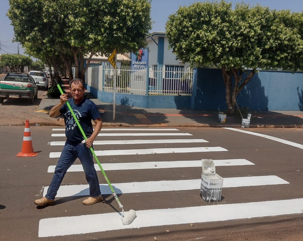 <strong>Prefeitura instala sinalização viária em pontos de Bataguassu</strong>