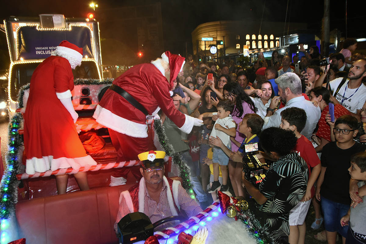 Fiems inaugura Natal Mágico com show de luzes, Papai Noel e cantata natalina