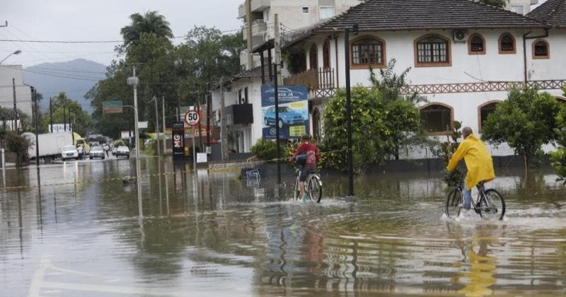 Chuvas levam cidades de Santa Catarina a decretar emergência