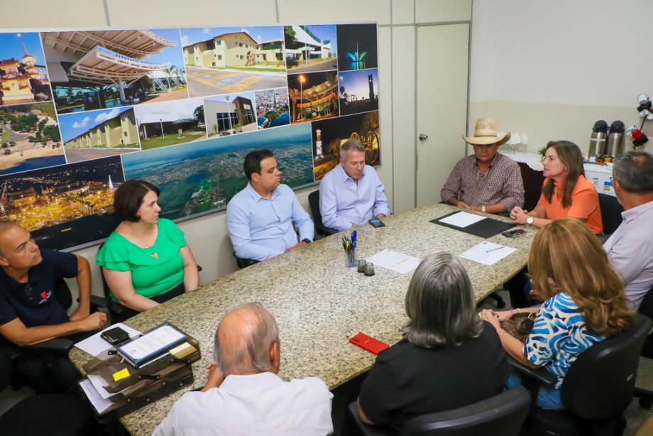 Durante visita ao gabinete do Prefeito Angelo Guerreiro, Paper Excellence repassa recurso ao Lar dos Idosos