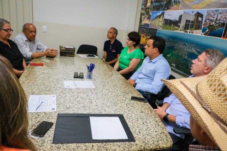 Durante visita ao gabinete do Prefeito Angelo Guerreiro, Paper Excellence repassa recurso ao Lar dos Idosos