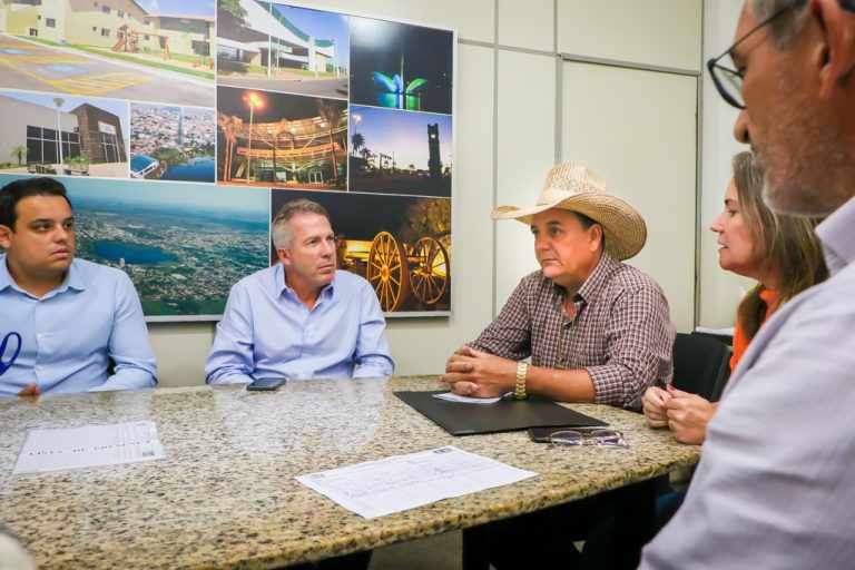 Durante visita ao gabinete do Prefeito Angelo Guerreiro, Paper Excellence repassa recurso ao Lar dos Idosos