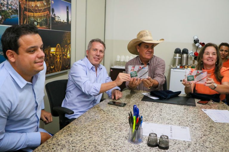 Durante visita ao gabinete do Prefeito Angelo Guerreiro, Paper Excellence repassa recurso ao Lar dos Idosos