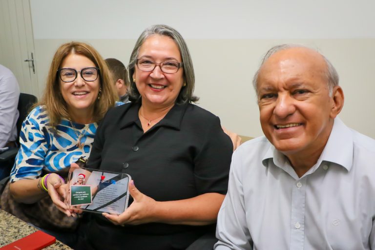 Durante visita ao gabinete do Prefeito Angelo Guerreiro, Paper Excellence repassa recurso ao Lar dos Idosos