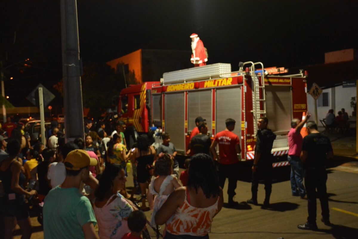 <strong>Orquestra Musicando Talentos e Espetáculo Natal Encantado abrilhantam noite da chegada do Papai Noel em Bataguassu</strong>