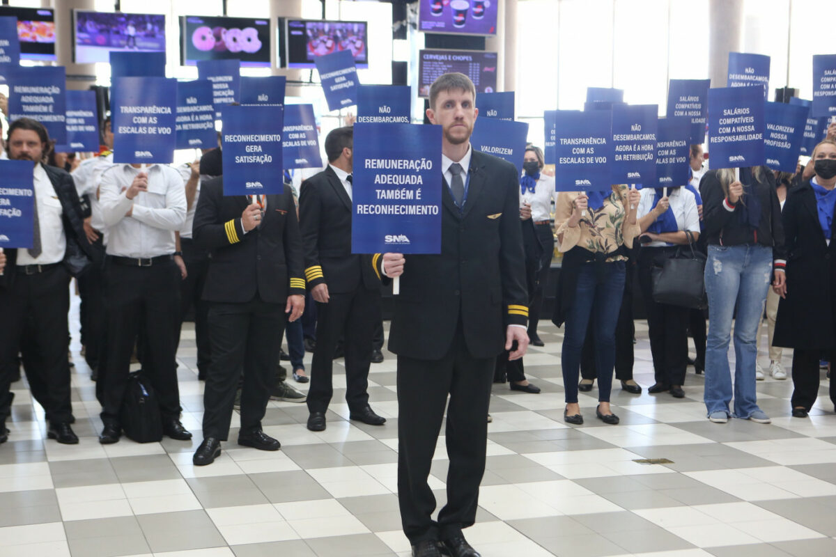 Aeronautas aprovam proposta de empresas e encerram greve