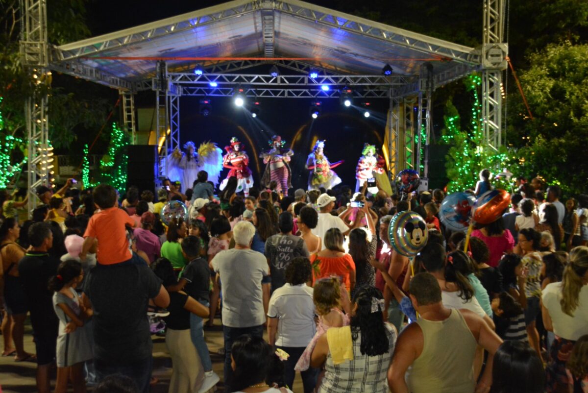 <strong>Orquestra Musicando Talentos e Espetáculo Natal Encantado abrilhantam noite da chegada do Papai Noel em Bataguassu</strong>