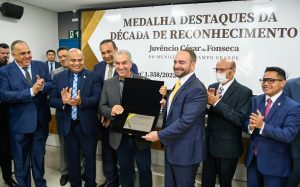 Governador é homenageado com Medalha da Década e anuncia R$ 140 milhões de investimentos para a Capital