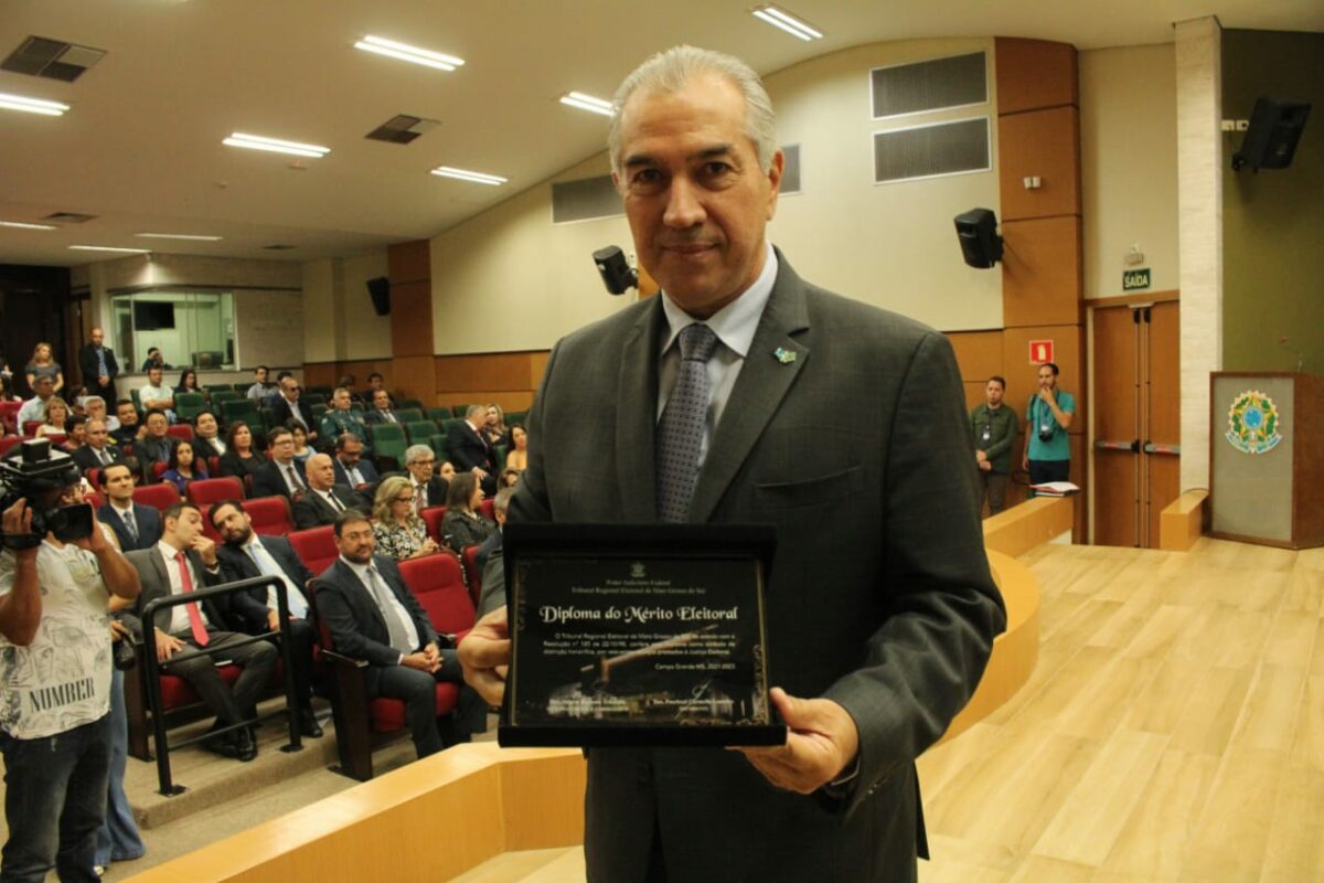 Reinaldo Azambuja recebe maior honraria da Justiça Eleitoral de Mato Grosso do Sul