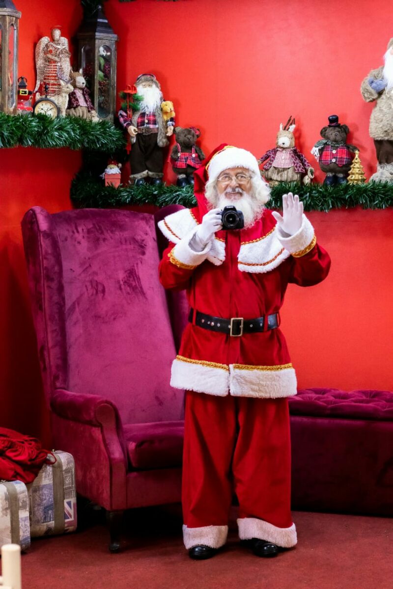 Papai Noel de Três Lagoas diz que o amor das crianças não deixa a magia do Natal morrer
