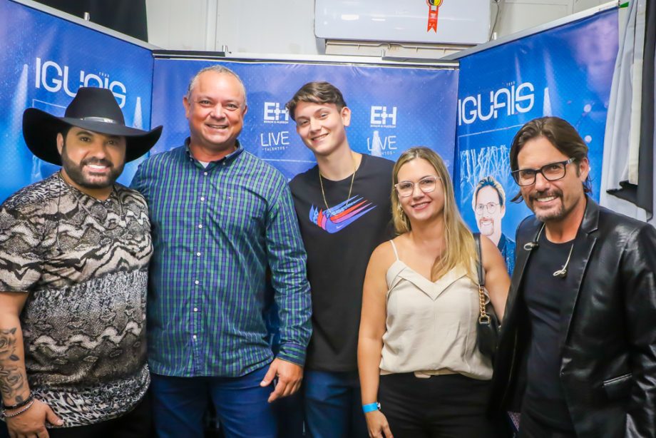 Mesmo com chuva, público curtiu show de Edson e Hudson no 1º dia da festa de réveillon de TL. Veja fotos