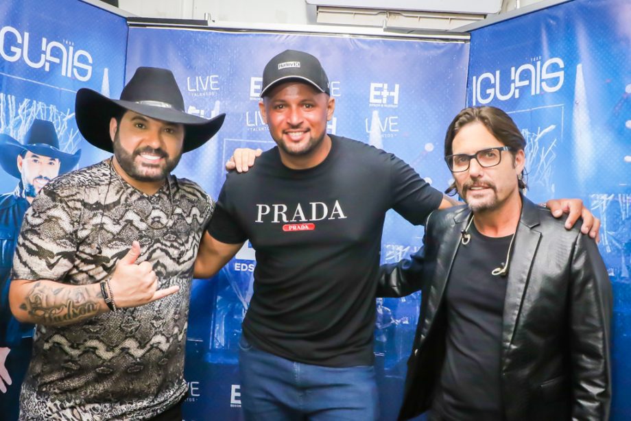 Mesmo com chuva, público curtiu show de Edson e Hudson no 1º dia da festa de réveillon de TL. Veja fotos