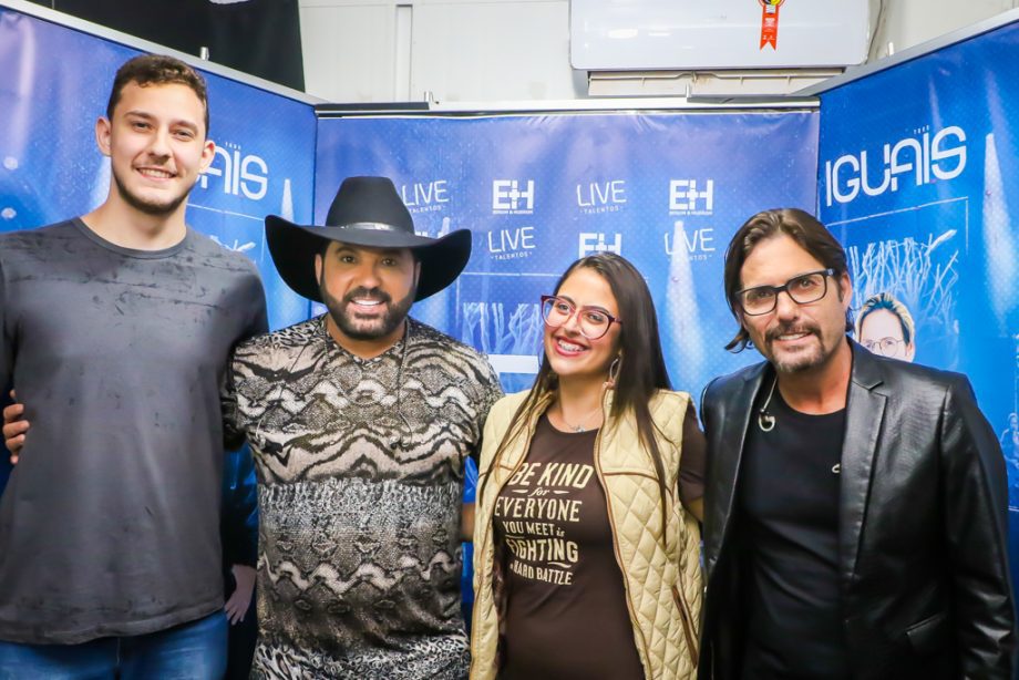 Mesmo com chuva, público curtiu show de Edson e Hudson no 1º dia da festa de réveillon de TL. Veja fotos