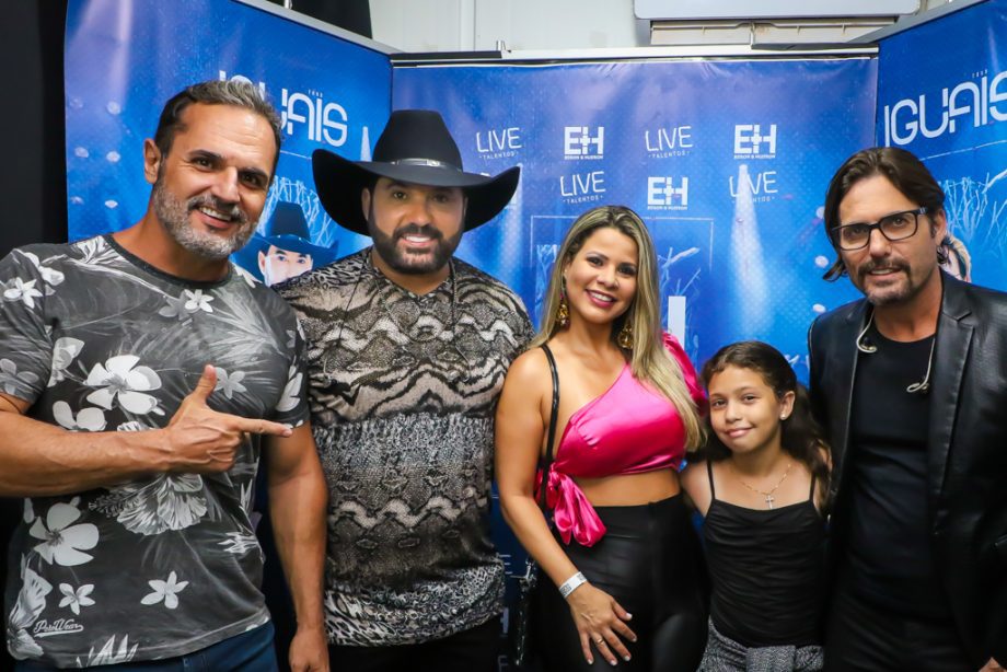 Mesmo com chuva, público curtiu show de Edson e Hudson no 1º dia da festa de réveillon de TL. Veja fotos