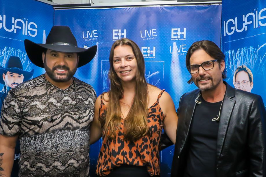 Mesmo com chuva, público curtiu show de Edson e Hudson no 1º dia da festa de réveillon de TL. Veja fotos