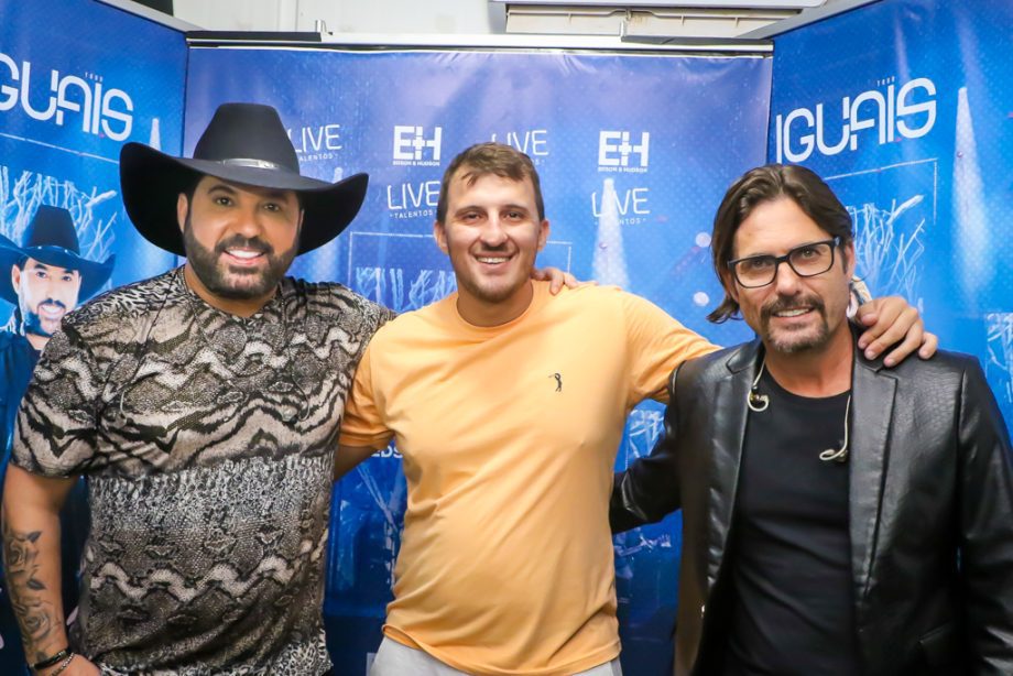 Mesmo com chuva, público curtiu show de Edson e Hudson no 1º dia da festa de réveillon de TL. Veja fotos