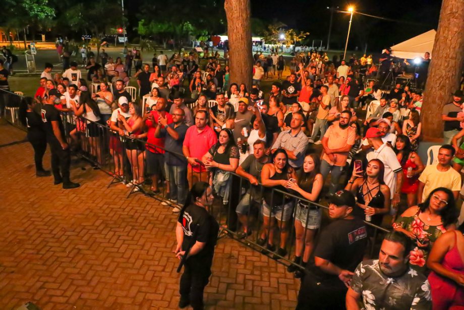 Mesmo com chuva, público curtiu show de Edson e Hudson no 1º dia da festa de réveillon de TL. Veja fotos