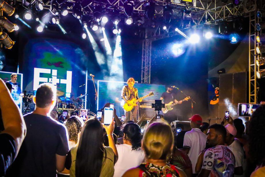 Mesmo com chuva, público curtiu show de Edson e Hudson no 1º dia da festa de réveillon de TL. Veja fotos