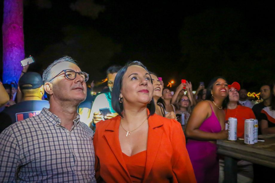 Mesmo com chuva, público curtiu show de Edson e Hudson no 1º dia da festa de réveillon de TL. Veja fotos