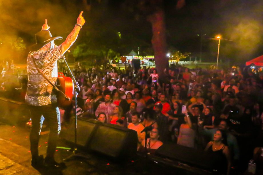 Mesmo com chuva, público curtiu show de Edson e Hudson no 1º dia da festa de réveillon de TL. Veja fotos