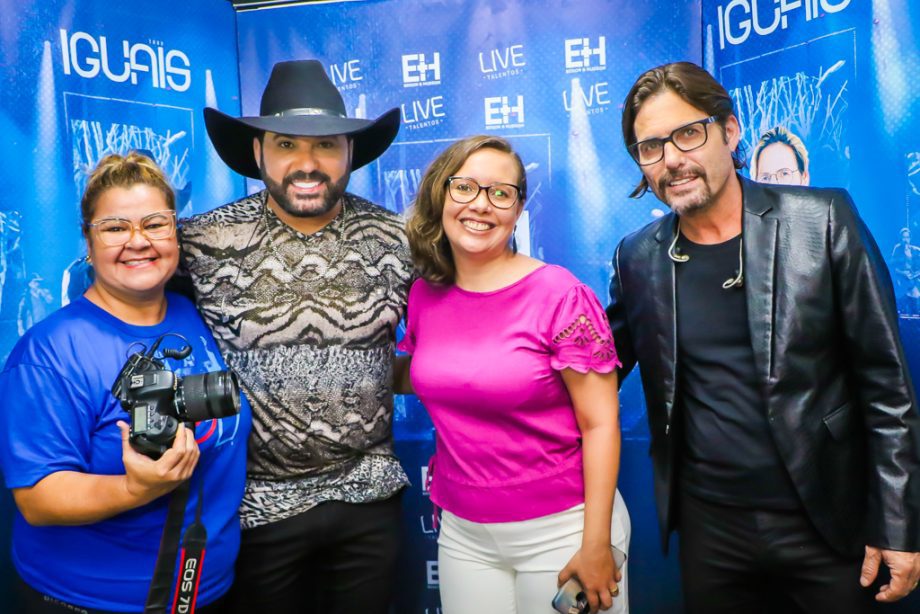 Mesmo com chuva, público curtiu show de Edson e Hudson no 1º dia da festa de réveillon de TL. Veja fotos