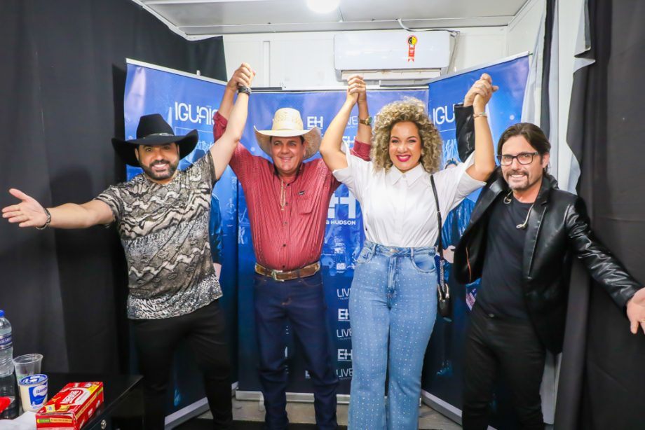 Mesmo com chuva, público curtiu show de Edson e Hudson no 1º dia da festa de réveillon de TL. Veja fotos