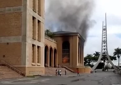 Incêndio na Basílica de Aparecida foi causado por uma vela com embalagem