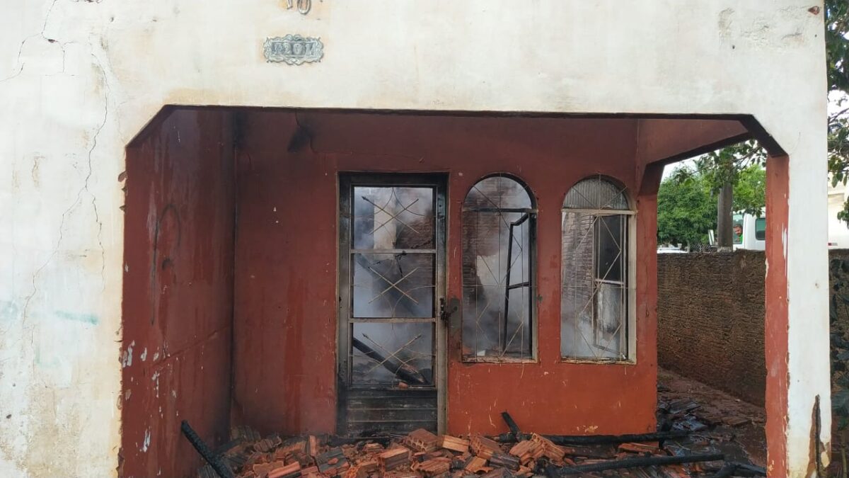 Em Brasilândia, após agredir a mulher, machão põem fogo na casa