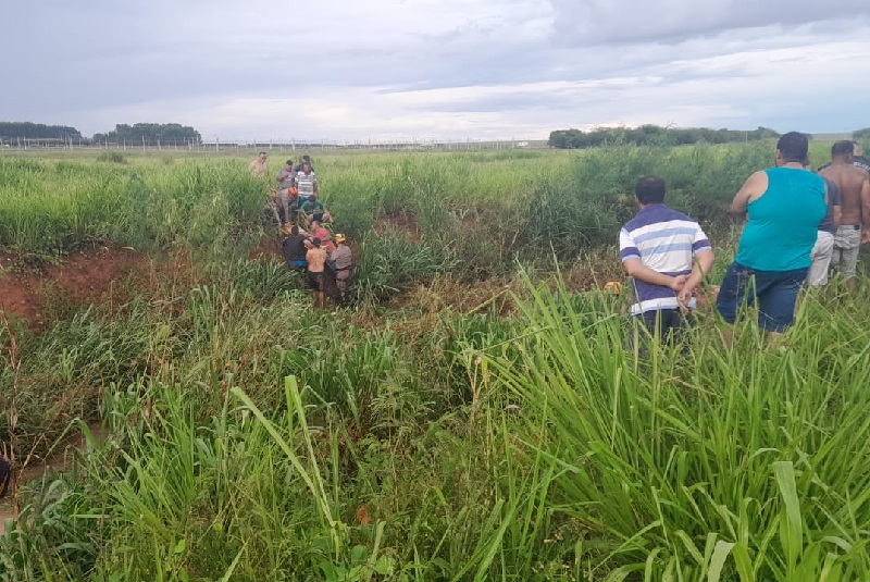 Em Chapadão, menino cai em bueiro e não resiste ao ser levado pela enxurrada