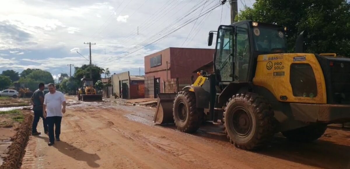 Prefeito bota ‘pé na lama’ para ajudar moradores afetados pela chuva em Ribas do Rio Pardo
