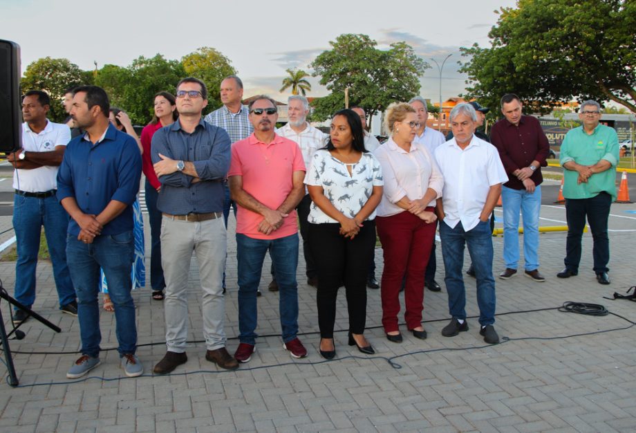 Prefeito entrega estacionamento da Feira Central e assina ordem de serviço para mais três obras no entorno