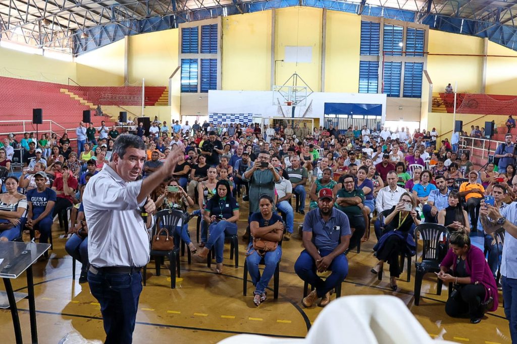 Na primeira agenda no interior, governador assina obras e contrato de R$ 140 milhões