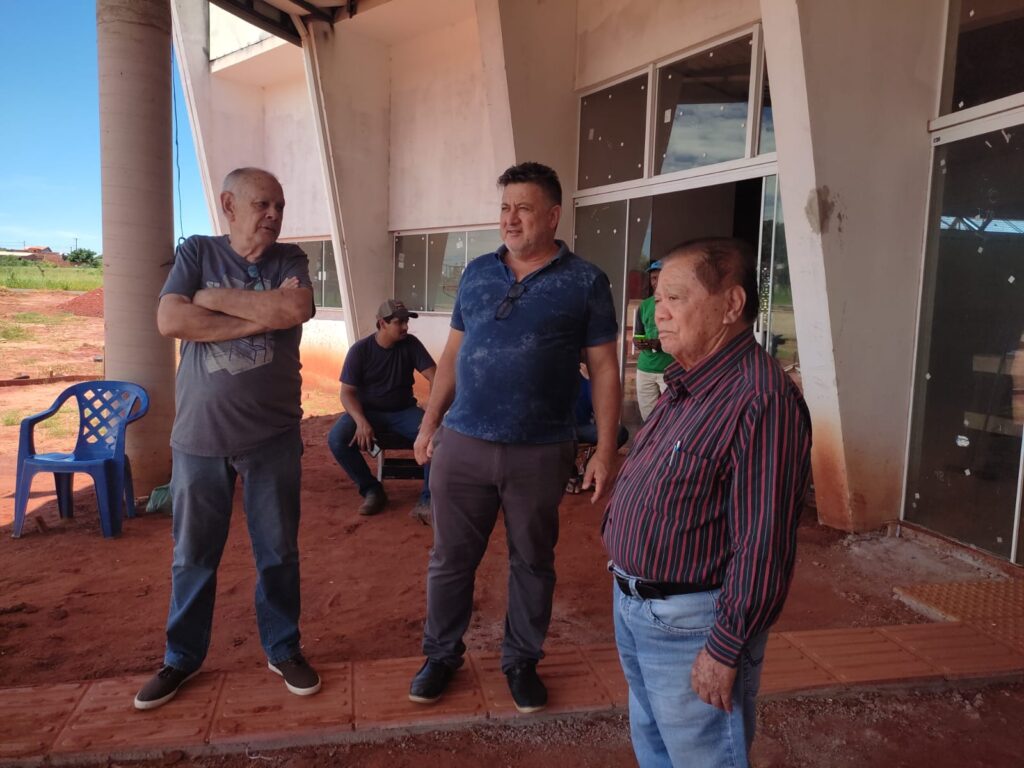 Prefeito de Bataguassu vistoria obra do Ginásio Poliesportivo no bairro Jardim São Francisco