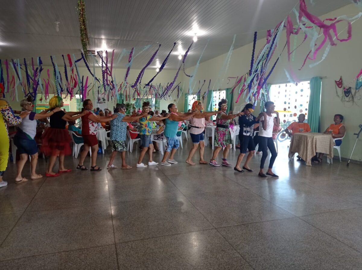 Com Bloco dos 60Tão, idosos do SCFV da Melhor Idade caem na folia em celebração ao Carnaval em Bataguassu