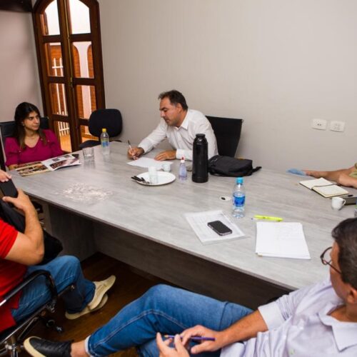 Camila Jara recebe projeto que pode ser a solução da crise dos garimpeiros em Roraima
