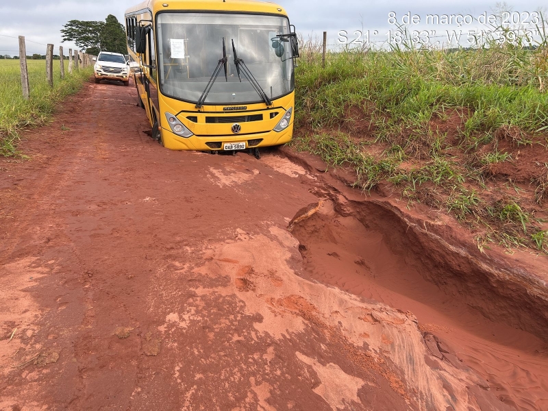 <strong>Obras faz reparos na estrada que dá acesso ao Reassentamento Pedra Bonita e foi danificada pelas fortes chuvas</strong>