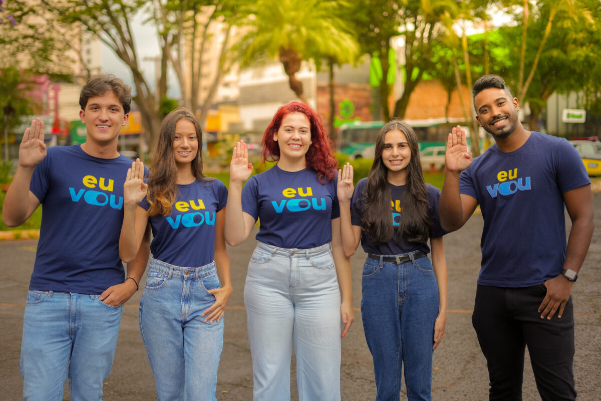 Jovens adventistas realizam homenagens aos enfermeiros do hospital regional de Três Lagoas