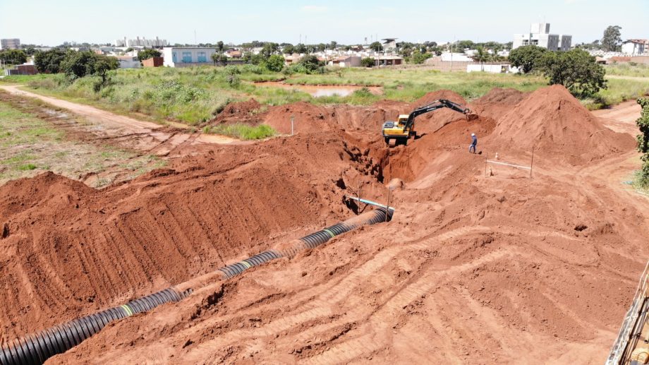 Obra de drenagem da Avenida Jary Mercante volta ao cronograma após chuva dar trégua, veja como está