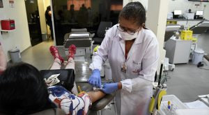 Doação de sangue é transformada em campanha por mãe e filhas gêmeas, que já precisaram do Hemosul