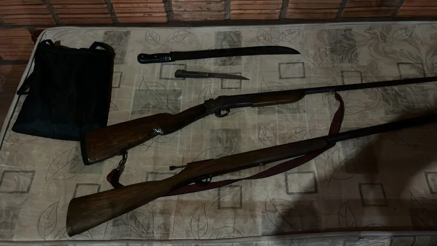 Polícia Militar apreende armas e prende idoso por posse ilegal de arma de fogo em Brasilândia