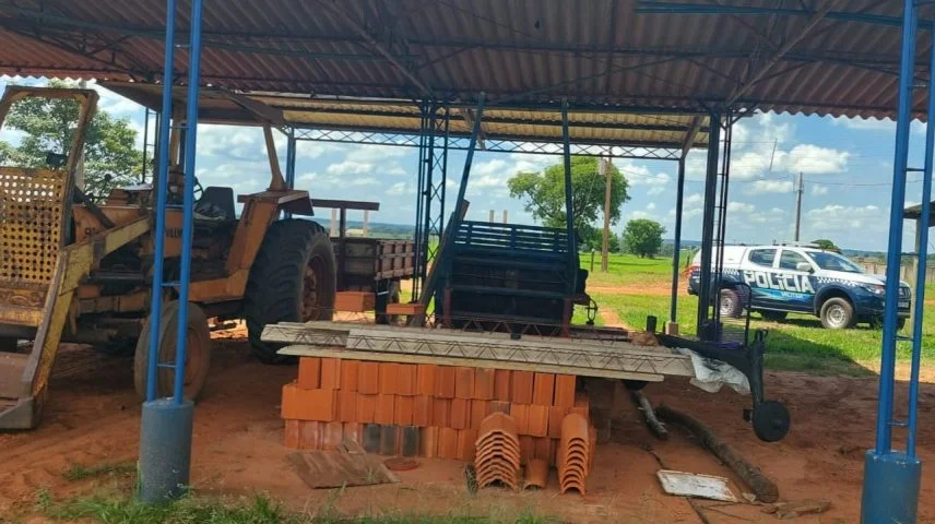 “Programa Campo Mais Seguro” – PM recupera sacos de ração furtados em fazenda na região de Santa Rita do Pardo e prende funcionário