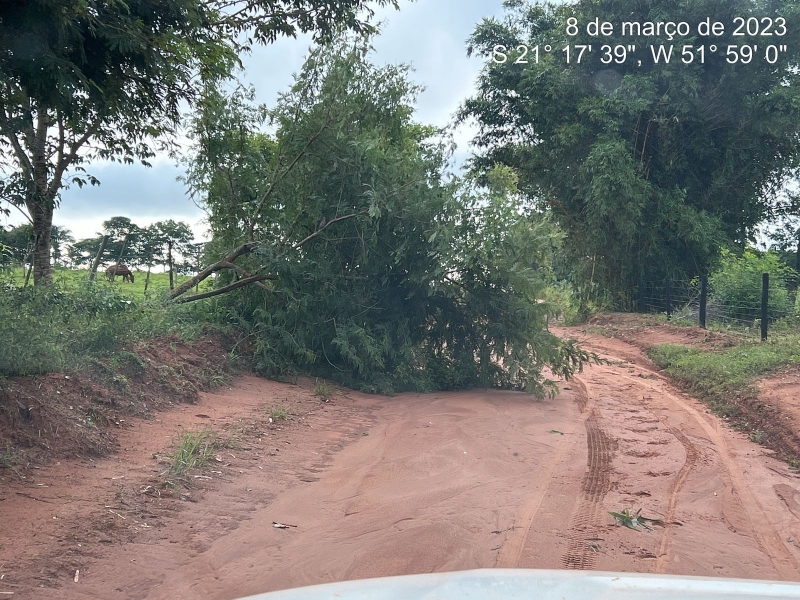 <strong>Obras faz reparos na estrada que dá acesso ao Reassentamento Pedra Bonita e foi danificada pelas fortes chuvas</strong>