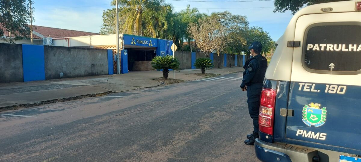 Com cartazes pedindo paz e viaturas nas escolas, aulas seguem tranquilas nesta quinta-feira em Três Lagoas